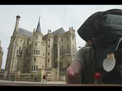 7026-astorga-peregrino-admirando-el-palacio.jpg